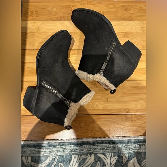 Lucky Brand Women’s Basel Sherpa Lined Black Suede Booties Size 5 - Picture 5 of 8